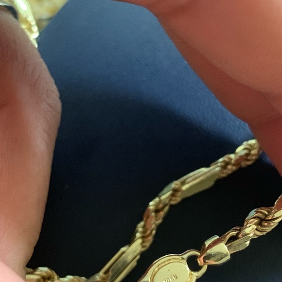 Gold chain - Picture 3 of 3